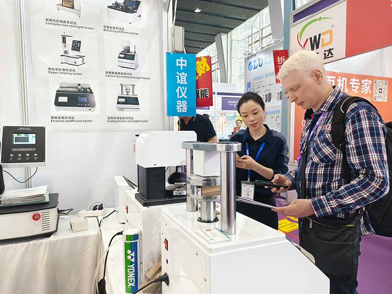 海外客戶咨詢場面